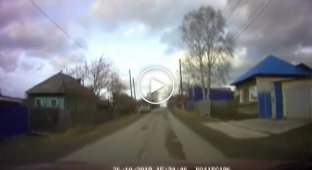 Огромный камень выпал из кузова грузовика в Свердловской области