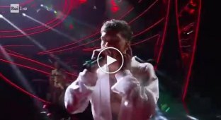 Italian singer freaked out and pogrom on stage