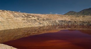 The most toxic lake on the planet (7 photos)