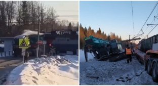 In Russia, a freight train rammed a truck that had stalled at a crossing (4 photos + 1 video)