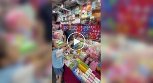 Девочка в тире без промаха лопнула все воздушные шары
