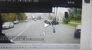 В Минске парень шагнул под троллейбус, уткнувшись в смартфон