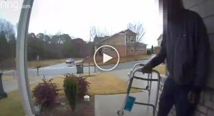 Чоловік із ходунками спробував вкрасти посилку