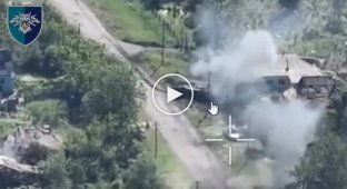Военно-Морские силы точными cбросами боеприпасов уничтожили российский БТР и мотоциклы