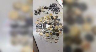 Man finds seven gold rings in one day on Ibiza beach