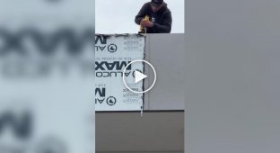 Защитную пленку снимают шуруповертом