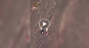 50-year-old Australian man gets stuck for two hours on steep slope of Mount Beerwah without safety net