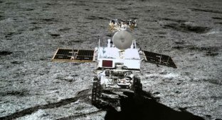 Китайский луноход Yutu-2 обнаружил необычные минералы на обратной стороне Луны (2 фото)