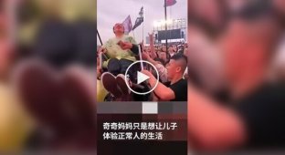 Spectators lifted a wheelchair so a fan could watch the concert