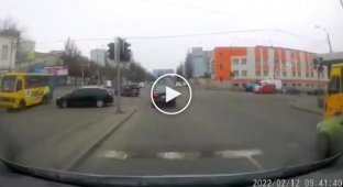 Странная авария на тротуаре в Одессе