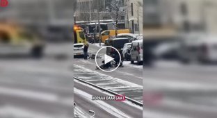 Парень на работе наблюдал падения велосипедистов и не смог удержаться от смеха