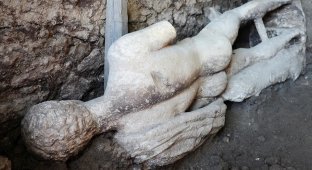 Bulgarian archaeologists discovered a statue of Hermes in an ancient sewer (3 photos)