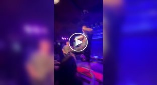 Розігрів натовпу на метал-концерті в Польщі