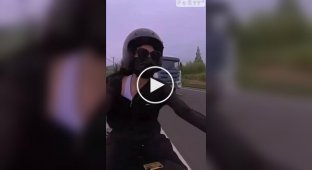 Мотоциклистка чудом увернулась от желоба, отлетевшего от бетономешалки