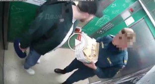 В России пьяный сотрудник МЧС кидался пиццей и плевался в лифте, за что и получил