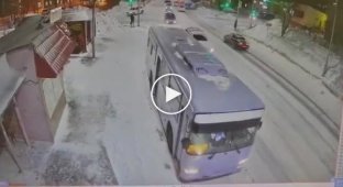 Автобус переехал ноги пенсионерке упавшей под колеса