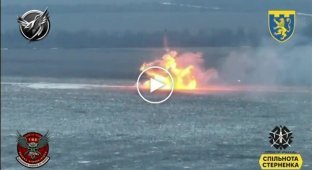 Вражеские БМП и САУ 2С19 Мста-С взрываются после атаки украинских дронов