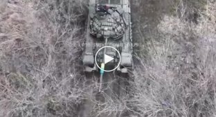 Украинский танк отрабатывает позиции орков