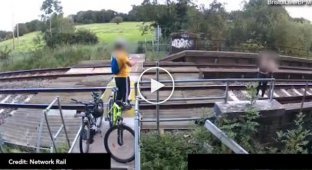 All for the sake of likes: the couple was photographed on a dangerous railway