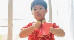 В Китае 10-летний мальчик выиграл суд против собственного отца, потратившего все его накопления (2 фото)