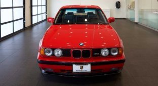 Идеально сохранившийся BMW M5 E34 в ярко-красном цвете (15 фото + 1 видео)