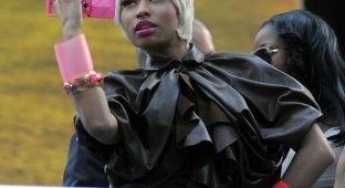 Странная прическа Nicki Minaj (9 фотографий)
