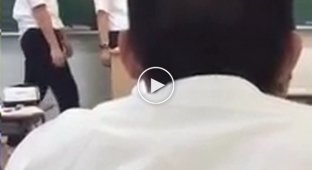 Японский школьник несколько раз пнул учителя из-за конфискованного телефона