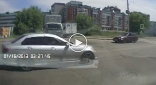 Грузовик и мотоцикл столкнулись в Иркутске