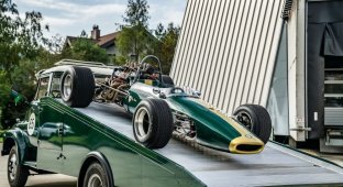 A 1965 Formula 1 car was put up for sale along with a tow truck (27 photos)