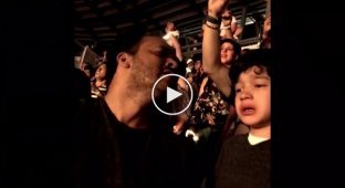 Отец привел страдающего аутизмом сына на концерт его любимой группы