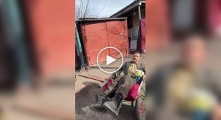 In captured Sudzha, Kadyrovites armed an elderly disabled person and are mocking him