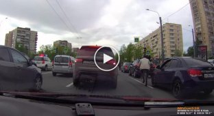 Обнимашки двух участников дорожного движения в Петербурге