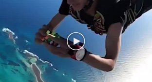 Подросток из Австралии собрал кубик Рубика в свободном падении