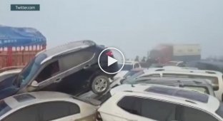 В Китае столкнулись 200 машин из-за тумана