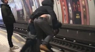 Двое пьяных падают под поезд лондонского метро (2 фото + 1 видео)