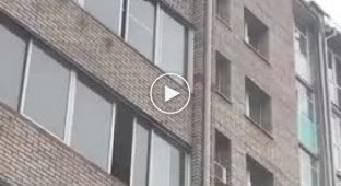 В Красноярске голый мужчина сорвался с балкона