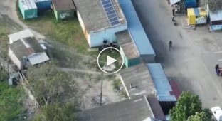 Оператор дрона ліквідував сімох окупантів, які зібралися за торговим кіоском на базарі окупованих Олешок.