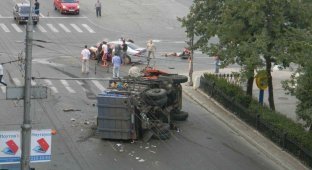 В Перми мусоровоз столкнулся с иномаркой