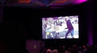 Новый робот Boston Dynamics ездит на двух ногах и перепрыгивает через барьеры