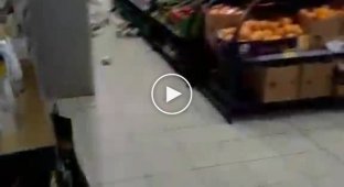 Нетрезвый мужчина устроил погром в магазине Магнит