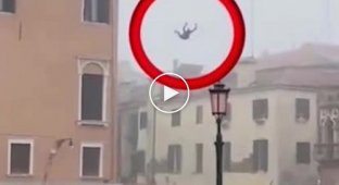 Pinks to give! The mayor of Venice commented on the jump of a tourist from the roof of the house into the canal