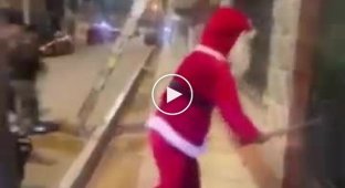 Policeman dressed as Santa Claus arrests drug dealers