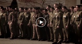 Военнослужащие исполняют традиционный обрядовый танец
