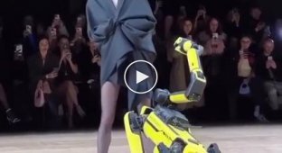 Robots take part in the Coperni show along with models