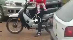 Мать года на мотоцикле с младенцем на руках