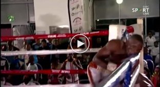 Южноафриканский боксер Симисо Бутелези потерпел поражение в бою с тенью