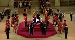 Королевский стражник упал в обморок у гроба Елизаветы II