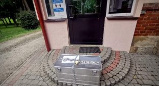 An unknown man left a metal box near the orphanage (6 photos)