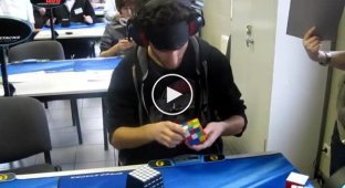 Сборка кубика рубика с завязанными глазами