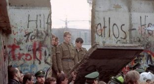 Берлинская стена – 50 лет с начала возведения (38 фото)